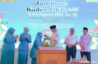 Gubernur Sumatera Barat, Mahyeldi membuka Jambore PKK tahun 2026 didampingi Ketua PKK Harnely Mahyeldi, Ketua BKOW, Dianita Maulin Vasko, Ketua DWP, Arymbi Arry Yuswandi, Walikota Bukittingi, M Ramlan Nurmantias dan jajaran, Rabu. (humas)