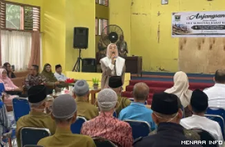 Ketua BKOW Sumbar, Dianita Maulin Vasko saat bercengkrama dengan penghuni Panti Sosial Tresna Werdha (PSTW) Sabai Nan Aluih di Sicincin, Kabupaten Padang Pariaman, Kamis. (humas)