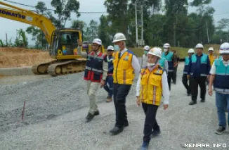 Gubernur Sumbar, Mahyeldi didampingi PPK Sitinjau Lauik, Risma dan jajaran lainnya, meninjau perkembangan pembangunan Fly Over Sitinjau Lauik, Kamis. (humas)