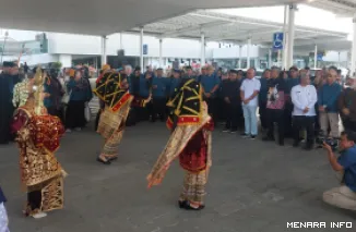 Kepala Biro Kesra Setdaprov Sumbar, Edi Dharma Syafni dan rombongan Kafilah MTQ XXXI disambut dengan Tari Piriang di Bandara Jenderal Ahmad Yani, Semarang, Jumat (11/9/2026) sore. (humas)