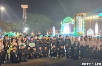 Sekdaprov Sumatera Barat, Arry Yuswandi foto bersama dengan kafilah Sumbar usai penutupan MTQ Nasional XXXI Tahun 2026 di Lapangan Pancasila, Simpang Lima, Semarang, Sabtu (19/9/2026) malam. (humas)