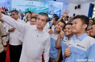 Menteri Ketenagakerjaan Yassierli bersama Menteri Lingkungan Hidup/Kepala Badan Pengendalian Lingkungan Hidup, Jumhur Hidayat berswafoto dengan pada Perayaan Hari Ozon Sedunia 2026 di Bekasi, Jawa Barat, Rabu (16/9/2026). (humas)