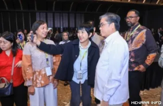 Menteri Ketenagakerjaan (Menaker), Yassierli berswafoto dengan peserta Human Capital and Beyond Summit 2026 di Nusantara International Convention Exhibition (NICE) PIK 2, Kabupaten Tangerang, Banten, Selasa (15/9/2026). (humas)