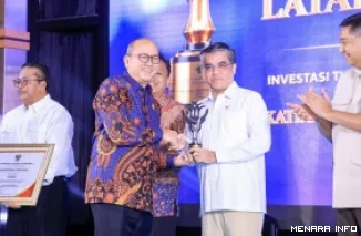 Menteri Investasi dan Hilirisasi/Kepala BKPM, Rosan Perkasa Roeslani Anugerah Layanan Investasi (ALI) Tahun 2026 pada Menteri Ketenagakerjaan (Menaker) Yassierli, di Jakarta, Rabu (16/9/2026). (humas)