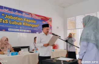 Ketua Yayasan YPI-Luki, Surya Jufri Bitel melantik Sari Rahmawati jadi Kepala Madrasah Tsanawiyah (MTs) Lubuk Kilangan, Senin. (humas)