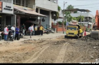 Kepala Dinas PUPR Kota Padang Malvi Hendri Meninjau Pengerjaan Penataan Kawasan Kota Tua, Rabu (16/9/2026)