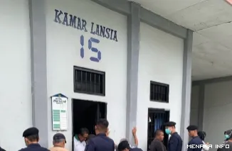 Petugas Gabungan Melakukan Razia di Blok Hunian Warga Binaan Lapas Lubuk Basung Guna Mewujudkan Lapas Zero Halinar (*)