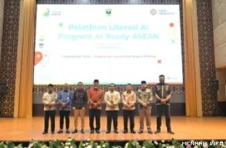 Gubernur Sumbar, Mahyeldi foto bersama usai membuka Pelatihan Literasi AI Program AI Ready ASEAN di Auditorium Universitas Negeri Padang (UNP), Kamis. (humas)