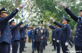 Gubernur Sumbar, Mahyeldi melewati barisan pedang pora jelang memimpin upacara Hari Perhubungan Nasional (Harhubnas) tingkat provinsi Tahun 2026 di GOR Tuanku Tabiang, Batu Tupang, Koto Baru, Kabupaten Solok, Kamis. (humas)