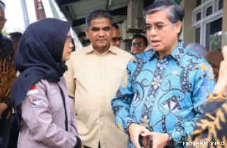 Menaker Yassierli saat meninjau pabrik pengolahan hasil perikanan di kawasan Pelabuhan Perikanan Samudera (PPS) Bungus, Kota Padang, Sumatera Barat, Jumat (25/9/2026). (humas)