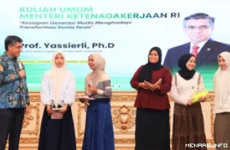 Menteri Ketenagakerjaan (Menaker), Yassierli berdialog dengan mahasiswa Universitas Baiturrahmah saat memberikan Kuliah Umum di Padang, Jumat (25/9/2026). (humas)
