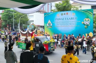 Miniature Masjid Raya Syekh Ahmad Khatib Al Minangkabawi jadi ikon Khafilah Sumbar pada Pawai Ta'aruf Musabaqah Tilawatil Qur'an (MTQ) XXXI Nasional di Kota Semarang, Jawa Tengah, Sabtu. (humas)