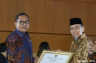 Wakil Wali Kota Padang Maigus Nasir Menerima Penghargaan dari Menteri Investasi dan Hilirisasi/Kepala BKPM, Rosan Perkasa Roeslani (*)