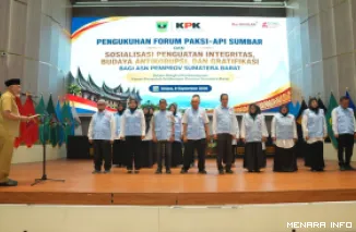 Gubernur Sumatera Barat, Mahyeldi kukuhkan pengurus Forum Penyuluh Antikorupsi (PAKSI) Sumbar di Aula Kantor Gubernur, Selasa (8/9/2026). (humas)