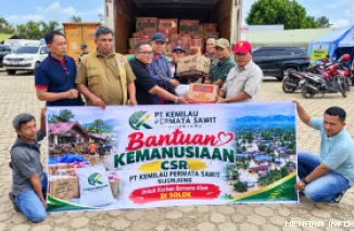 Operational Head PT Kemilau Permata Sawit, Herbin Siahaan bersama Martias Wanto Dt Maruhun (advisor) serahkan bantuan bagi warga terdampak galodo di Arosuka, Kabupaten Solok, Sabtu. (anizur)
