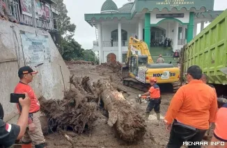 Tim BPBD Kota Padang Membantu Melakukan Membersihkan Sejumlah Titik yang Terdampak Banjir Bandang yang Melanda Wilayah di Kabupaten Solok Beberapa Hari Lalu (*)