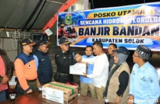 Kepala Dinas Sosial Kota Padang Eri Sendjaya Menyerahkan Bantuan dari Pemko Padang untuk Korban Galodo di Kabupaten Solok(*)