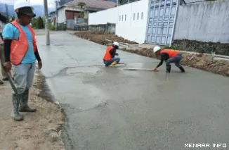 Pengerjaan Jalan Lingkungan Oleh Petugas Dinas Perkim Kota Padang (*)