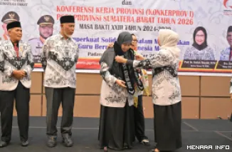 Ketua Umum PB PGRI, Prof Unifah Rosyidi pasangkan salempang pada Ibunda PGRI Sumatera Barat, Harneli Bahar pada Konkerprov I PGRI Sumbar 2026 di Padang, Jumat malam.(humas)
