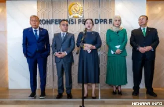 Ketua DPR RI, Puan Maharani berikan keterangan pers pada sesi wawancara doorstop di Gedung DPR, Kompleks Parlemen, Senayan, Jakarta, Selasa. (humas)