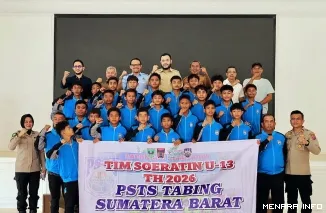 Wali Kota Padang Fadly Amran Bersama Tim PSTS Tabing yang Akan Mewakili Sumbar Berlaga di Piala SoeratinU-13 Regional Palembang (*)