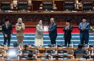 Ketua DPR RI, Puan Maharani serahkan Laporan Kinerja DPR RI Tahun Sidang 2025-2026 dan HUT ke-81 DPR RI dalam rapat paripurna, Selasa. (humas)