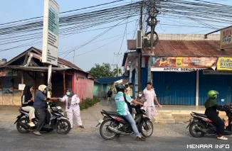 Pembagian Masker Oleh Jajaran Petugas Puskesmas Lubeg, Selasa (8/9/2026)