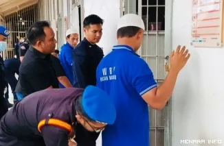 Petugas Rutan Maninjau Melakukan Pemeriksaan Kepada Warga Binaan, Saat Melakukan Razia Gabungan (*)