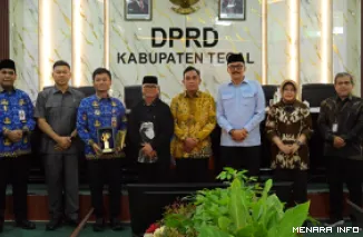 Ketua Komisi X DPR RI, Agung Widyantoro sfoto bersama usai Kunjungan Kerja Panja RUU tentang Statistik ke BPS Kabupaten Tegal, Jawa Tengah, Kamis (17/9/2026). (humas)