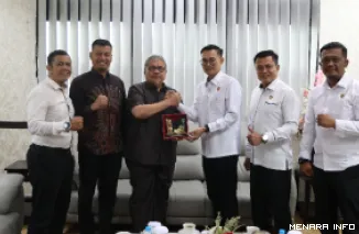 Ketua DPRD Sumbar, Muhidi serahkan plakat cenderamata pada Direktur Intelkam Polda Sumbar Kombes Pol Riki Kurniawan beserta jajaran, usai pertemuan silaturahmi, Kamis. (humas)