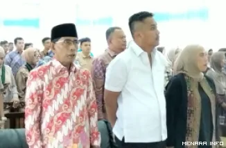 Wagub Sumbar, Vasko Ruseimy didampingi Betty Epsilon Idroos (anggota KPU RI) dan Surya Efitrimen (Ketua KPU Sumbar) pada pembukaan Sosialisasi Pendidikan Pemilih Berkelanjutan Tahun 2026 yang digelar KPU Sumbar di Painan, Sabtu (12/9/2026). (humas)