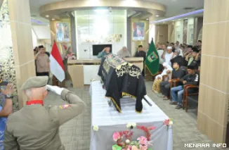 Gubernur Sumbar, Mahyeldi memimpin upacara pelepasan jenazah almarhum Kepala Dinas Kebudayaan Sumbar, Syaiful Bahri di lobby utama kantor gubernur, Sabtu siang. (humas)
