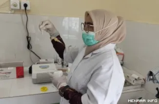 Petugas Sedang Melakukan Pemeriksaan Sample Dengan Menggunakan Alat Portable (*)