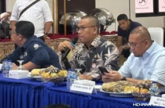 Sekdaprov Sumbar, Arry Yuswandi bersama Andre Rosiade (wakil ketua Komisi V DPR) saat Rapat Pembahasan Persiapan dan Percepatan Pembangunan Tol Pekanbaru-Padang ruas Bukittinggi-Sicincin di Kantor BPJN Sumatera Barat, Jati, Kota Padang, Kamis (10/9/2026).
