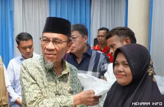 Wakil Wali Kota Padang Maigus Nasir Menyerahkan Beras Bantuan Pangan Kepada Warga Kecamatan Lubeg, Minggu (13/9/2026)