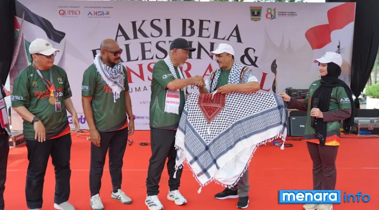 Gubernur Sumatera Barat, Mahyeldi menerima Keffiyeh Palestina dari Duta Besar Palestina untuk Republik Indonesia H.E. Mr. Abdalfattah Ahmed Khalil Al Sattari disaksikan Bang Onim, Opick Tombo Ati, serta Izzatul Islam, Sabtu malam. (humas)