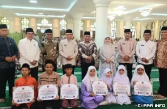 Wakil Wali Kota Padang Maigus Nasir Bersama Para Perwakilan Siswa Penerima Reward Program Smart Surau, Jumat (2/10/2026)