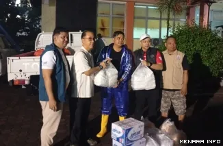 Penyerahan Secara Simbolis Bantuan Bank Nagari Kepada Korban Banjir yang Diterima Camat Kuranji Rozaldi (*)
