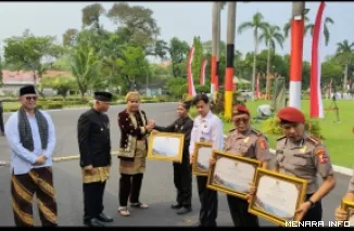 Wakil Gubernur Sumbar Vasco Rusaemi Menyerahkan Penghargaan Kepada Dubalang Kelurahan Berok Nipah Mai Hendra Pada Momen Hari Jadi Provinsi Sumatera Barat ke-81, Kamis (1/10/2026)