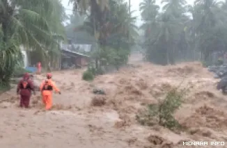 Personel BPBD Padang Berupaya Mengevakuasi Warga yang Terjebak Banjir di Kampung Apa Kecamatan Koto Tangah, Sabtu (10/10/2026)