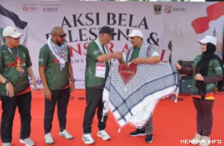 Gubernur Sumatera Barat, Mahyeldi menerima Keffiyeh Palestina dari Duta Besar Palestina untuk Republik Indonesia H.E. Mr. Abdalfattah Ahmed Khalil Al Sattari disaksikan Bang Onim, Opick Tombo Ati, serta Izzatul Islam, Sabtu malam. (humas)