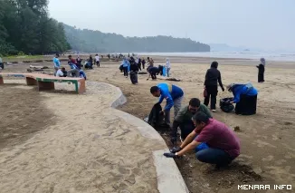 Peserta Gerakan Wisata Bersih Sedang Membersihkan Kawasan Pantai Air Manis, Rabu (21/10/2026)