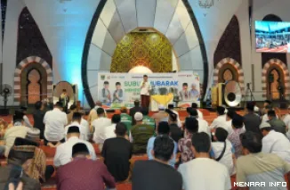 Gubernur Sumbar, Mahyeldi berikan sambutan pada kegiatan Subuh Mubarak yang digelar Pemprov Sumbar dalam rangkaian Hari Jadi Sumbar ke-81 di Masjid Raya Syekh Ahmad Khatib Al-Minangkabawi, Ahad. (humas)