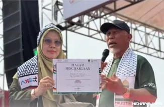 Direktur RSMY dr. Herlina Nasution, M.Kes, Menyerahkan Secara Simbolis Bantuan Untuk Warga Palestina Kepada Gubernur Sumbar Mahyeldi Ansharullah (*)