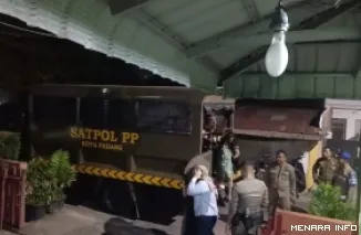 Petugas Satpol PP Padang Mengamankan Sejumlah Muda-Mudi yang Masih Berkumpul Hingga Larut Malam (*)