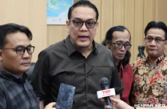 Anggota Komisi XII DPR RI Yulian Gunhar bersama Sekretariat Bersama Masyarakat Penyuling Minyak Tradisional Kabupaten Musi Banyuasin (Muba), Sumatera Selatan di Gedung DPR, Jakarta (30/9/2026). (humas)