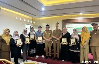 Camat Padang Selatan Wilman Mukhtar Seusai Menyerahkan Penghargaan Kepada RT Terbaik Pada Padang Rancak Award II Tingkat Kecamatan Padang Selatan, Senin (26/10/2026)