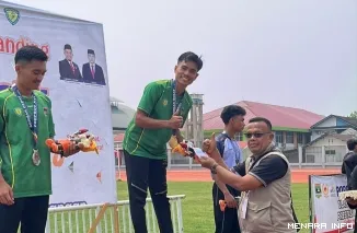 Atlet lompat tinggi kontingen Kota Padang, Muhammad Fakhri Ramadan Menerima Pengalungan Medali Emas Pada Porprov Sumbar XVI, Kamis (8/10/2026)