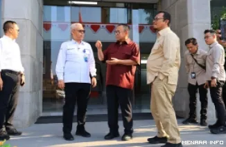 Sekretaris Jenderal Kemnaker, Cris Kuntadi dialog dengan Rektor Rektor Universitas Harkat Negeri, Sudirman Said dan jajaran, saat penjajakan kerjasama di kampus yang berada di Tegal, Jawa Tengah, Selasa (20/10/2026). (humas)