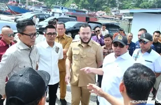 Wali Kota Padang Fadly Amran Mendampingi COO Danantara Dony Oskaria dan Wakil Ketua Komisi VI DPR RI Andre Rosiade Meninjau Pelabuhan Muara Padang (*)